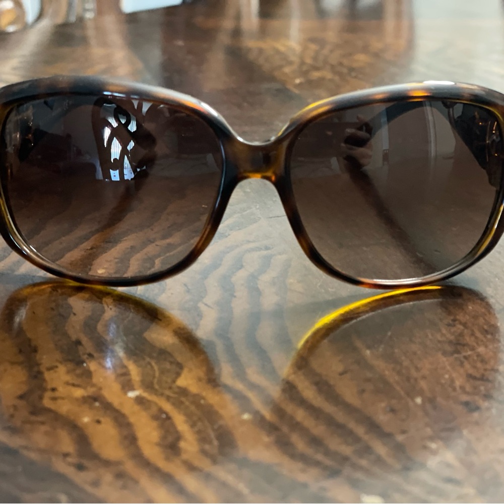 Selling women's Gucci sunglasses. tortoise color. In almost new condition.